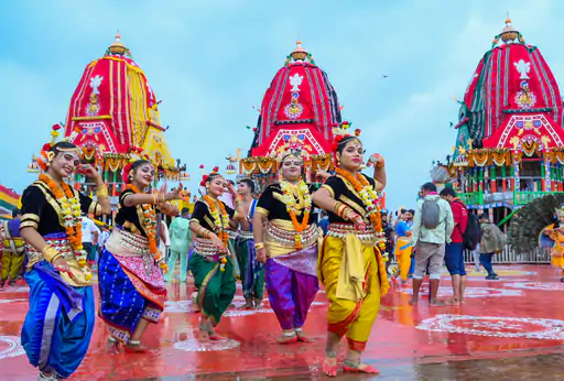 पुरी में रथों पर विराजमान हुए भगवान जगन्नाथ, बलभद्र और सुभद्रा, बारिश के बीच शुरू होगी रथयात्रा
