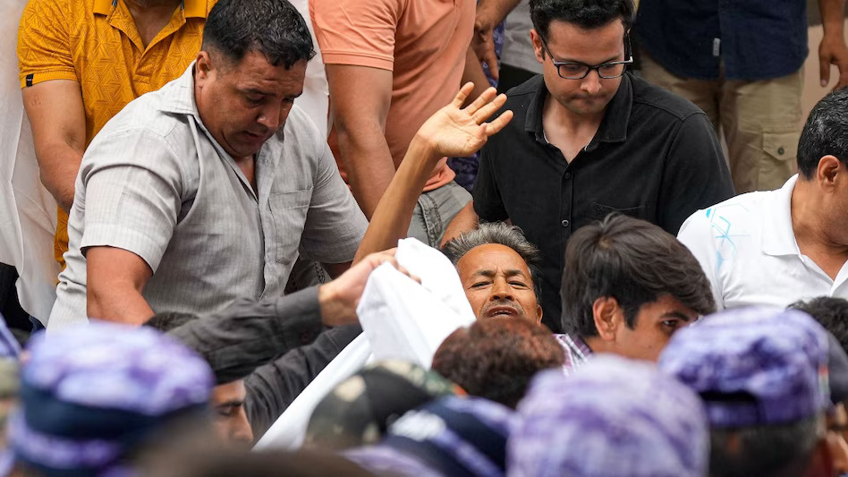 भूख हड़ताल के बीच सोनम वांगचुक को पुलिस अस्पताल ले गई, समर्थकों ने लगाया जबरन ले जाने का आरोप