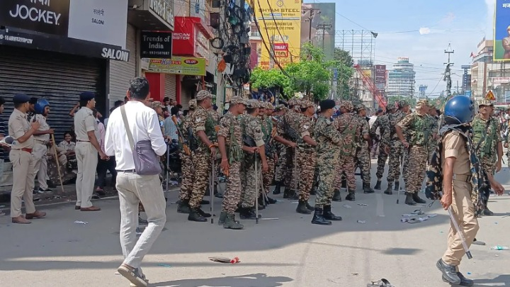 पटना में छात्रों का उग्र प्रदर्शन: CRPF-CISF ने संभाला मोर्चा, BJP नेताओं की गाड़ियों पर हमला, पुलिस पर पथराव व चप्पल-बोतलें फेंकी गईं