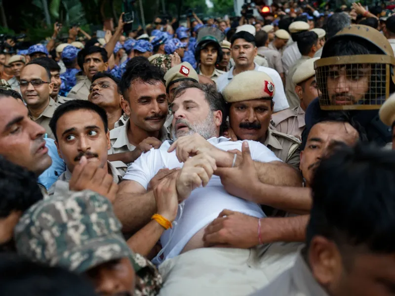संसद और जंतर-मंतर पर भारी विरोध-प्रदर्शन: दिल्ली में तनाव, पुलिस ने छोड़े आंसू गैस के गोले, राहुल गांधी हिरासत में