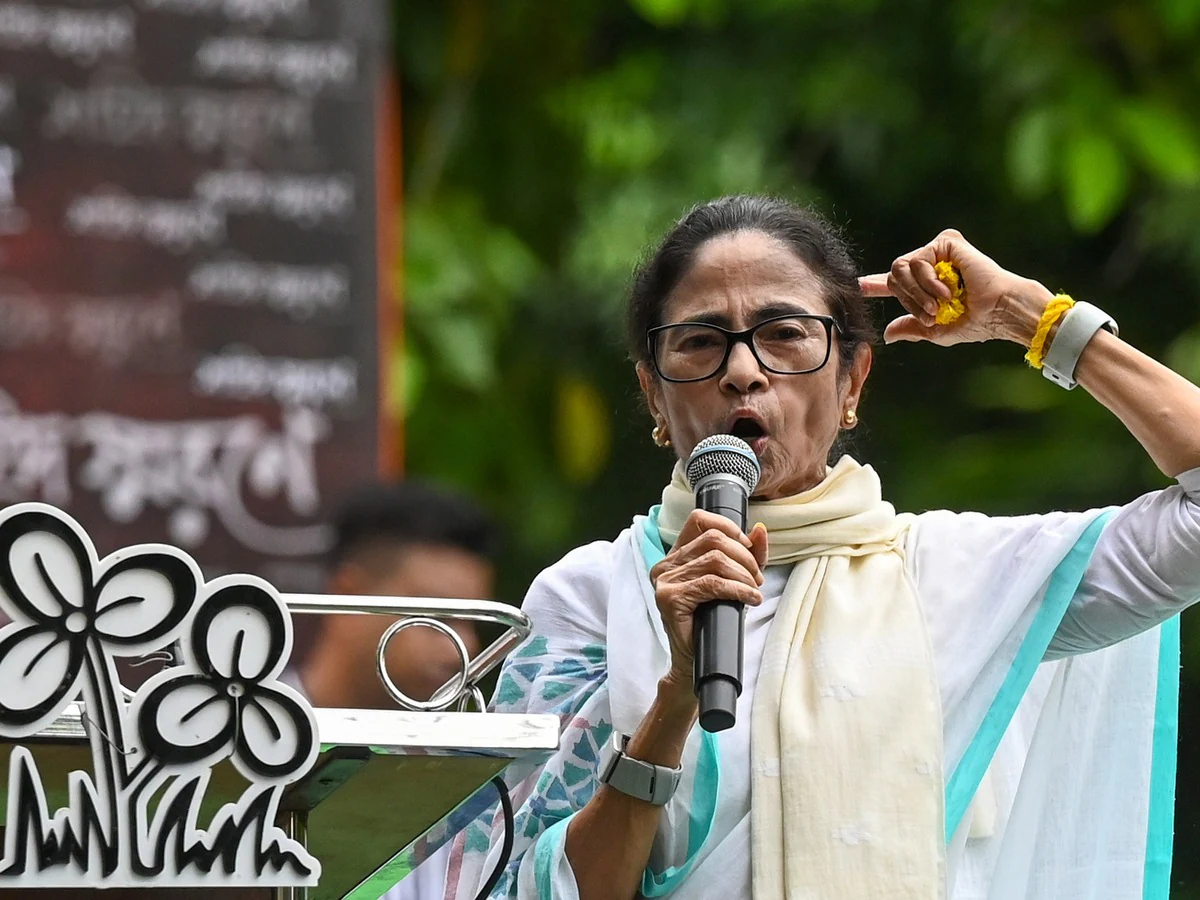 TMC का जोड़ाफूल छिना तो फुटबॉल या क्रिकेट बैट? ममता गुट ने EC को भेजी 3 नाम-चिह्न की लिस्ट